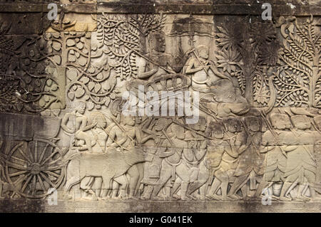 Processione militare, stone carving, tempio Bayon Foto Stock