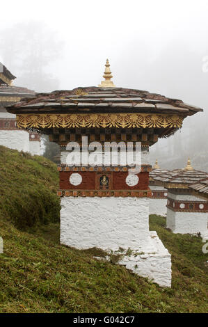 Chortens del memorial sul Dochula pass, Bhutan Foto Stock
