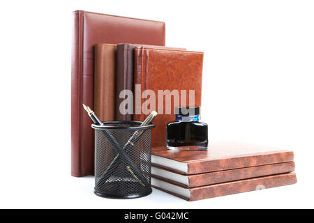 Business still-life con gli organizzatori di penne e isolato di inchiostro Foto Stock