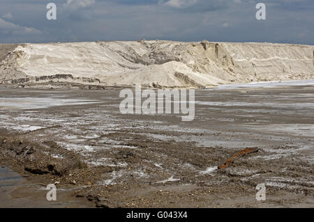 Montagna di sale marino nella soluzione salina Salins du Midi Foto Stock