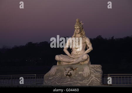 Statua di Shiva meditando sul Fiume Gange Foto Stock