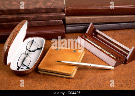Business still-life con gli organizzatori di penne e occhiali Foto Stock