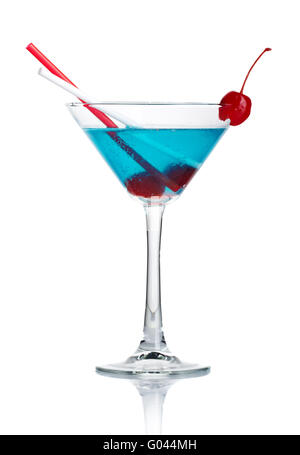 Blu cocktail di alcool nella coppetta Martini isolato Foto Stock