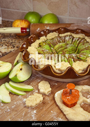 Fare crostata di mele Foto Stock