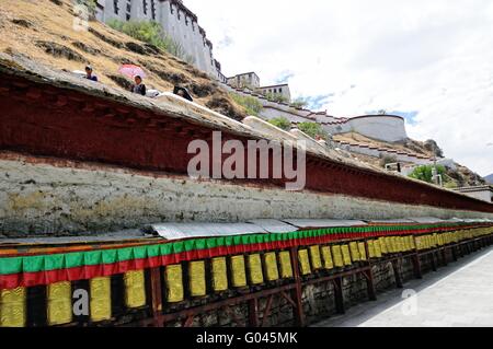 Ruote della preghiera presso il palazzo del Potala a Lhasa il Tibet Foto Stock