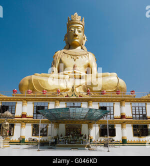 Rakhine statua del Buddha a Mahar Kyain Thit Sar Pagoda Shin, Nord Okkalarpa, Yangon, Myanmar Foto Stock