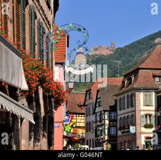 La città vecchia, Grand Rue, Ribeauville, Alsazia, Francia / semi-Timber house Foto Stock