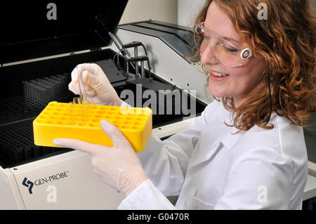 La biotecnologia, assistente di laboratorio, luminometro, rivelazione della chemiluminescenza, laboratorio, società In.Vent Diagnostica, Hennigsdorf, Brandeburgo, Germania Foto Stock