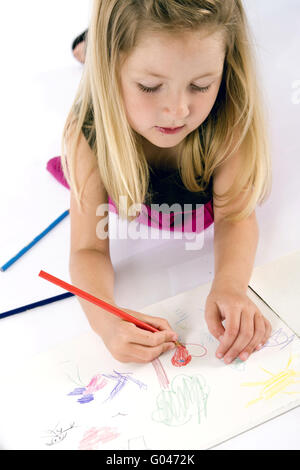 Bambina disegno su carta Foto Stock