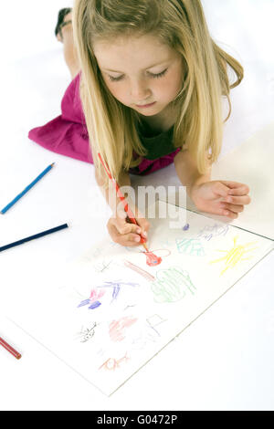 Bambina disegno su carta Foto Stock