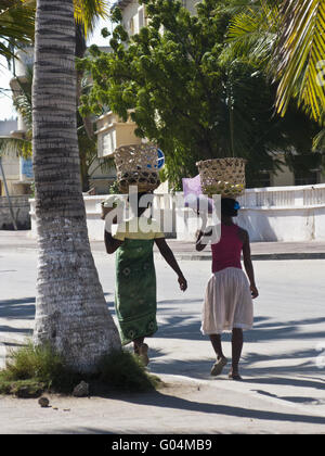 Giovani donne con una cesta sulla testa, Africa Foto Stock