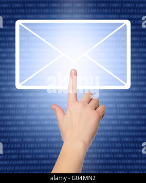 Femmina di pressatura a mano e-mail segno su una interfaccia touch screen sul nero e sfondo grigio Foto Stock