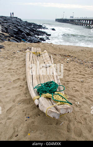 India, Puducherry, mano grezzo barche di pescatori sulla sabbia della spiaggia Foto Stock