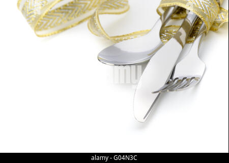 Cucchiaio e forchetta e coltello legato su nastro celebrativo Foto Stock