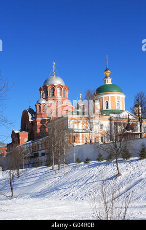 Paesaggio invernale con il vecchio russo convento cristiana contro il cielo blu Foto Stock