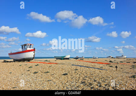 Barche sulla spiaggia di Dungeness su una soleggiata giornata chiara nel Kent, England, Regno Unito, GB Foto Stock