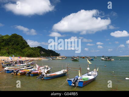 Motore motoscafi ormeggiato in un villaggio di pescatori sulla costa est della Malaysia sotto il cielo limpido. Foto Stock