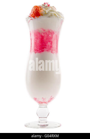 Una deliziosa milk shake con pezzetti di fragole fresche e panna montata Foto Stock