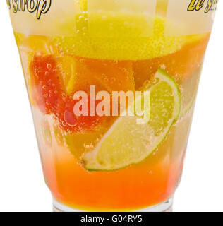 Un delizioso cocktail rinfrescante con fette di arancia, fragola, limone e calce Foto Stock