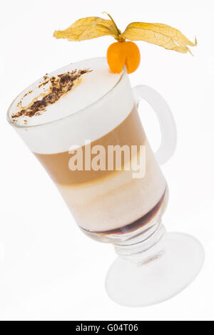 Un delizioso cappuccino in un bicchiere di vetro decorato con uva spina del capo Foto Stock