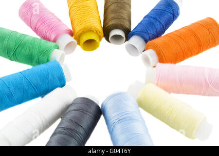 Molti i fili colorati su sfondo bianco Foto Stock