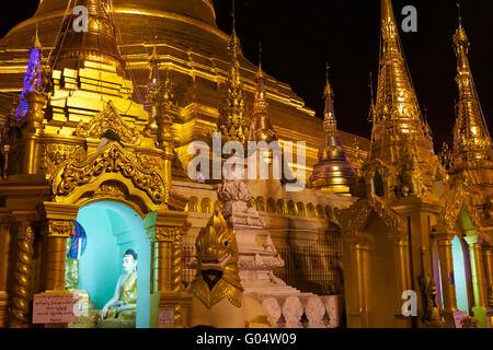 Decorazioni dorate in Shwedagon pagoda Foto Stock