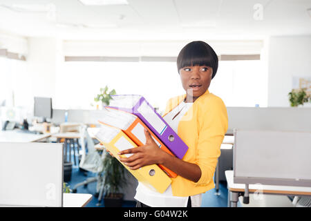 Afro American imprenditrice tenendo le cartelle di Office Foto Stock