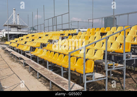 VILNIUS, Lituania - 27 Marzo 2016: vuoto tribune con sedili di colore giallo sulla città di pallavolo. Mattina di primavera con storm cl Foto Stock