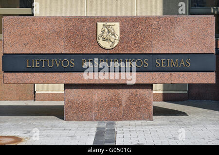 VILNIUS, Lituania - 27 Marzo 2016: Il bronzo lo stemma della Repubblica della Lituania su una parete di granito di nachionalny parliame Foto Stock