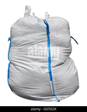 Il big bag per detriti di costruzione è fatta di un sintetico bianco saccheggi e ha loop blu per il trasporto. Isolato con pa Foto Stock