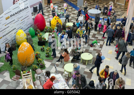 VILNIUS, Lituania - 02 Aprile 2016: uova di polli e fiori di primavera di installazioni. Esposizione e la tradizionale fiera di Pasqua Foto Stock