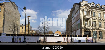 VILNIUS, Lituania - 27 Marzo 2016: Frammento della capitale della Lituania - Gediminas Avenue. Dietro una recinzione di un fossato per la nuova Foto Stock