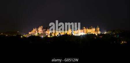 Il castello di Carcassonne di notte, vista dall'autostrada Foto Stock