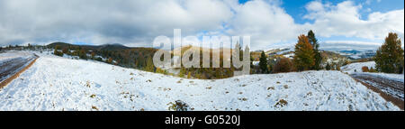 Ottobre Carpazi panorama di montagna con la prima neve invernale Foto Stock