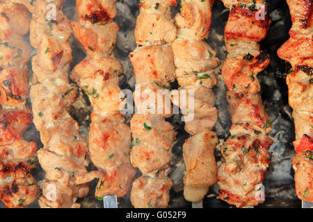 Succose fette di carne con salsa di preparare il fuoco Foto Stock