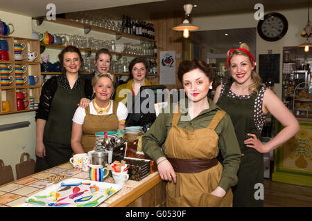 Regno Unito, Inghilterra, Yorkshire, Haworth 40s Weekend, Main Street, cameriere presso i ciottoli e argilla Café Foto Stock