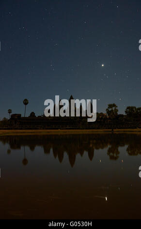 Cielo stellato di buon mattino oltre Angkor Wat, Angkor Sito Patrimonio Mondiale, Siem Reap, Cambogia Foto Stock