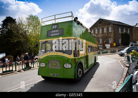 Regno Unito, Inghilterra, Yorkshire, Haworth 40s Weekend, Southdown scoperto bus navetta dalla stazione ferroviaria Foto Stock