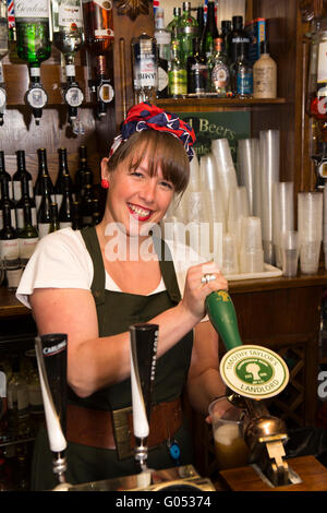 Regno Unito, Inghilterra, Yorkshire, Haworth 40s Weekend, Vello Inn, Laura Shinn, versando una pinta di Timothy Taylors, il locatore Foto Stock