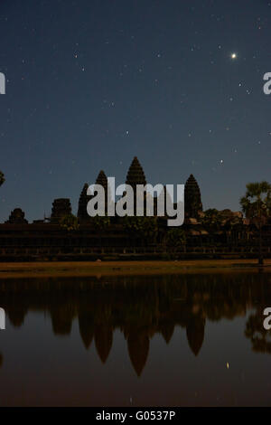 Cielo stellato di buon mattino oltre Angkor Wat, Angkor Sito Patrimonio Mondiale, Siem Reap, Cambogia Foto Stock