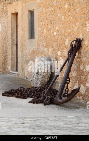 Antico borgo medievale ancora navale utilizzato dai galeoni spagnoli Foto Stock