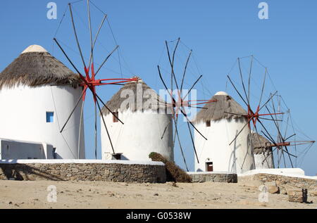 Mulini a vento su una collina vicino al mare a Mykonos è Foto Stock