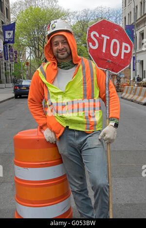 Ritratto di una New York City lavoratore edile di indossare un giubbotto e casco nel Greenwich Village a Manhattan Foto Stock