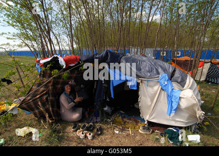 Rifugiato siriano che vive in tenda nella terra di nessuno vicino al muro che separa la Serbia dall'Ungheria. Subotica / Serbia . Aprile 16, Foto Stock