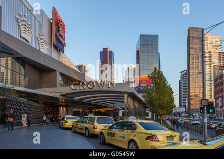 Melbourne CBD - Apr 17 2016: Crown Casino entrata. Taxi allineando, pedoni a piedi da. Foto Stock