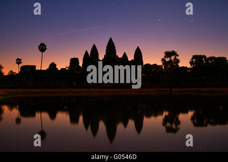 Stelle e primi albori oltre Angkor Wat, Angkor Sito Patrimonio Mondiale, Siem Reap, Cambogia Foto Stock