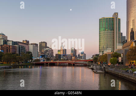 Melbourne CBD - Apr 17 2016: città al crepuscolo con Kings Ponte sul Fiume Yarra. Foto Stock