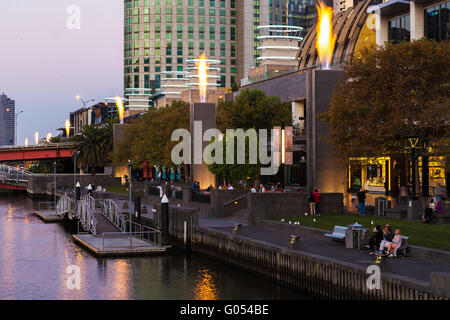 Melbourne CBD - Apr 17 2016: Crown Casino famoso spettacolo di fuoco al tramonto. Foto Stock