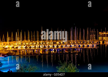 Barche a vela nel porto di Riva del Garda Foto Stock