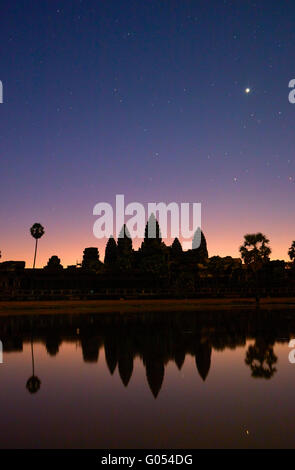 Stelle e primi albori oltre Angkor Wat, Angkor Sito Patrimonio Mondiale, Siem Reap, Cambogia Foto Stock